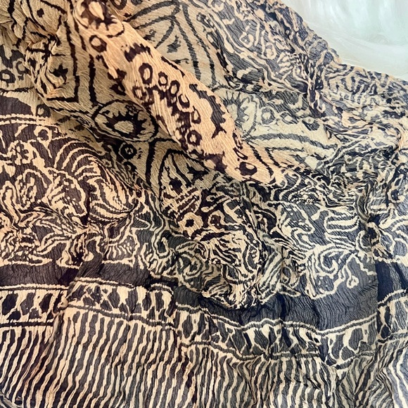 Bali Buyer’s Pure Silk Hand-Batiked Black & Ivory Fringed Scarf! So Chic! - Picture 3 of 3
